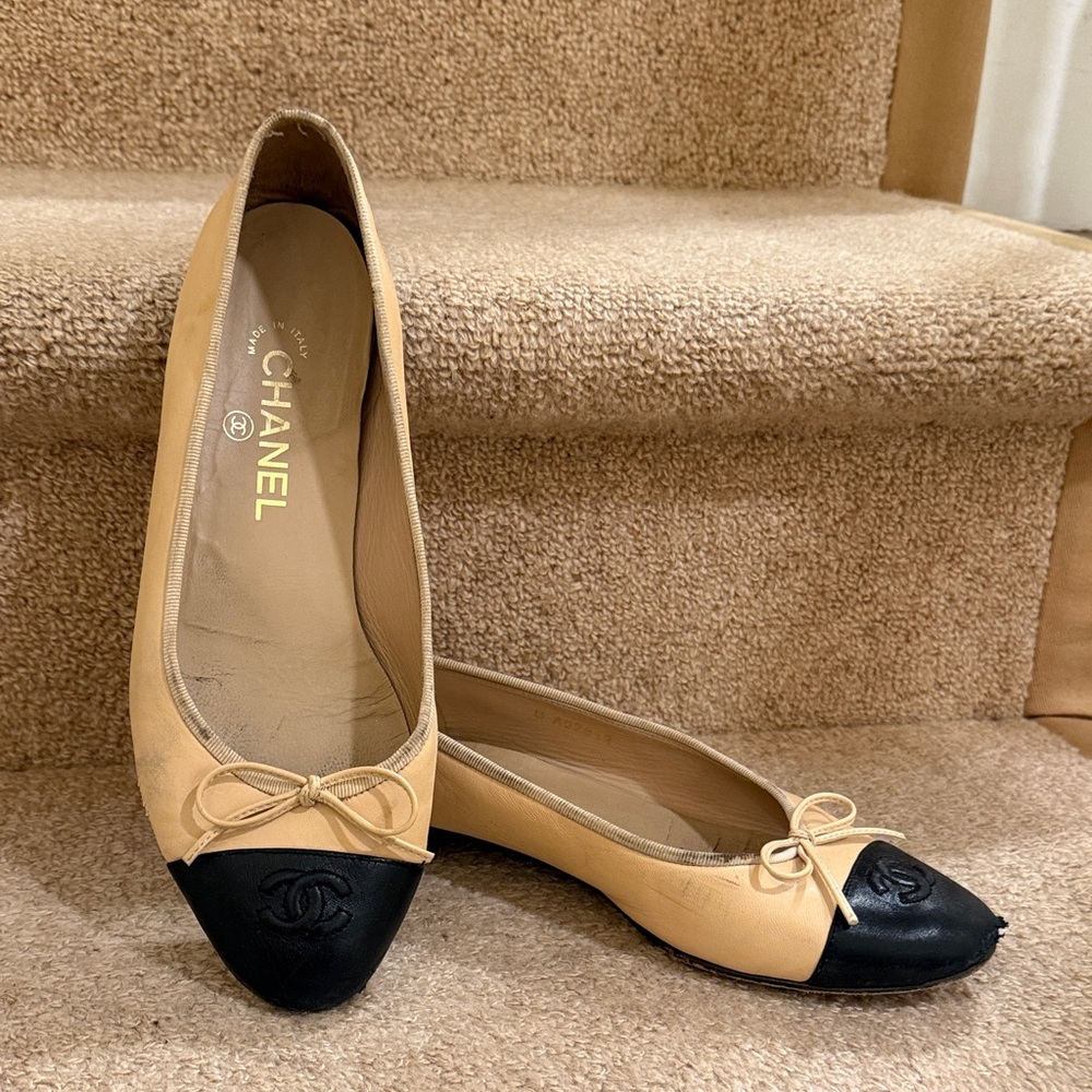 CHANEL Women's Beige and Black Flats